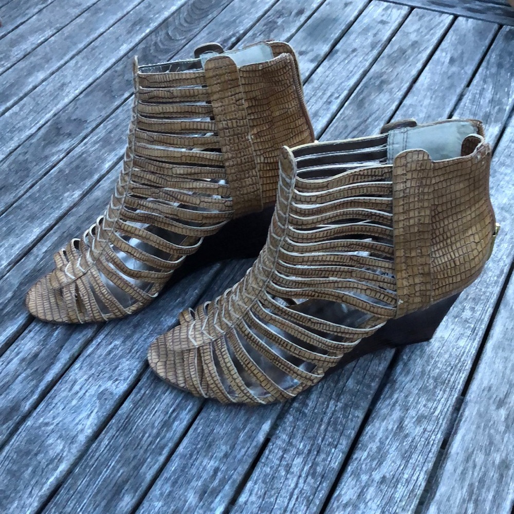 Wedged leather laced heels